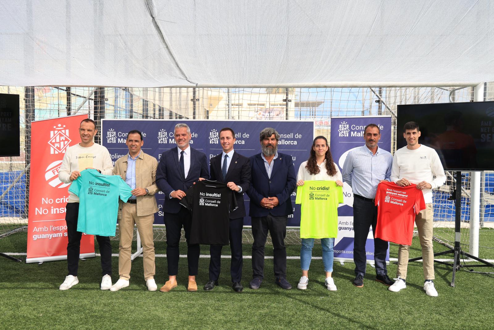 El Consell y la Federación de Fútbol trasladan mensajes de «no violencia verbal» en los campos a través de los 350 árbitros base