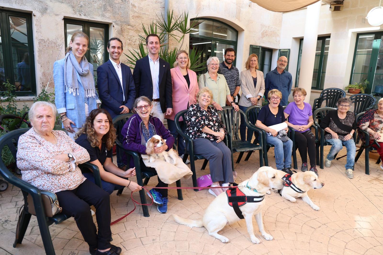 El IMAS amplía las terapias asistidas con perros a las personas mayores autónomas