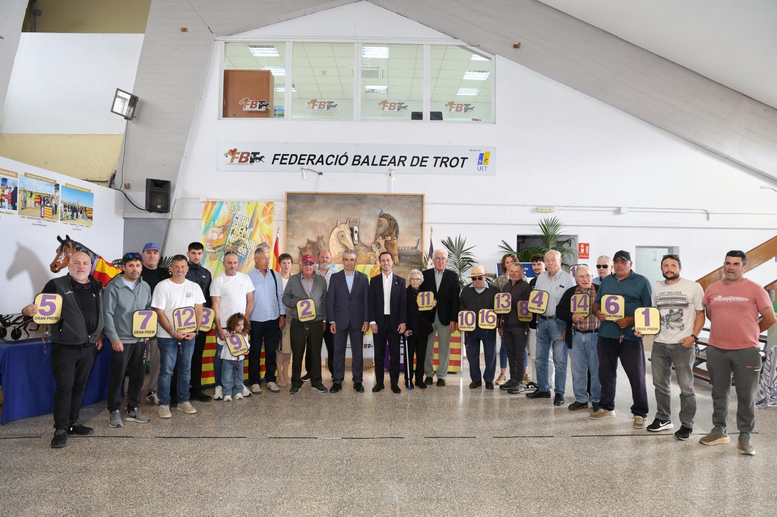 El presidente del Consell de Mallorca entrega los dorsales del Gran Premio Nacional de Trote 2026
