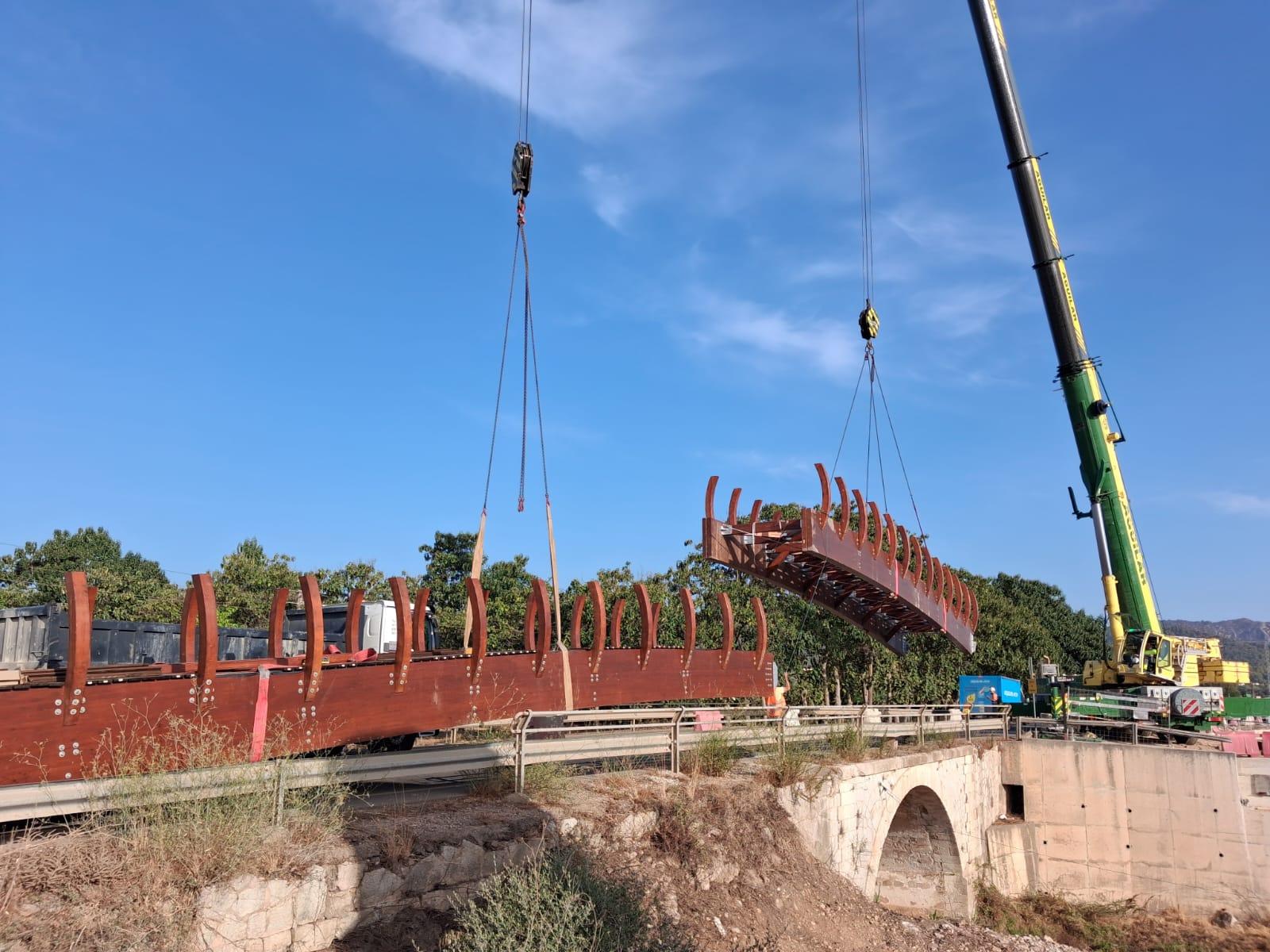 El Consell de Mallorca instala la pasarela de madera sobre el torrente de Sant Miquel en el vial cívico entre Sa Pobla y Crestatx